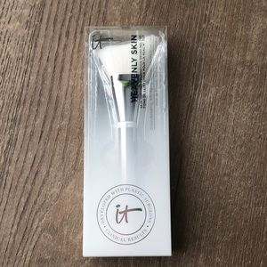 NIB IT Cosmetic Heavenly Skin Foundation Brush 707